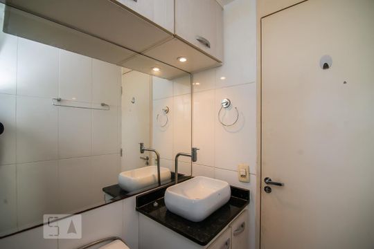 Banheiro de apartamento para alugar com 2 quartos, 45m² em São Cristóvão, Rio de Janeiro