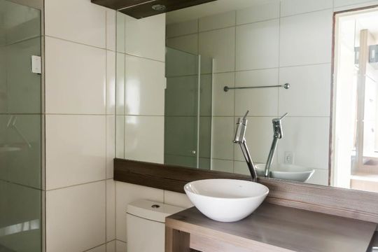 Banheiro de apartamento à venda com 1 quarto, 49m² em Boa Vista, Porto Alegre