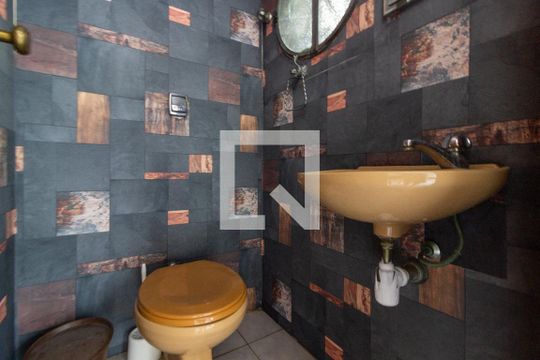 Garagem (Lavabo) de casa para alugar com 4 quartos, 310m² em Sumaré, São Paulo