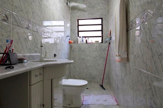 Banheiro de casa à venda com 4 quartos, 126m² em Vila Praia, São Paulo