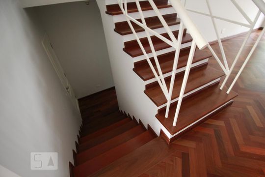 Escadas de casa de condomínio para alugar com 4 quartos, 310m² em Jardim Morumbi, São Paulo