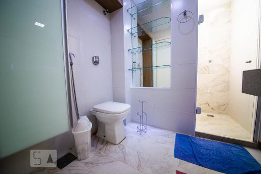 Banheiro social de apartamento para alugar com 2 quartos, 65m² em Icaraí, Niterói