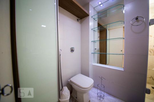 Banheiro social de apartamento para alugar com 2 quartos, 65m² em Icaraí, Niterói