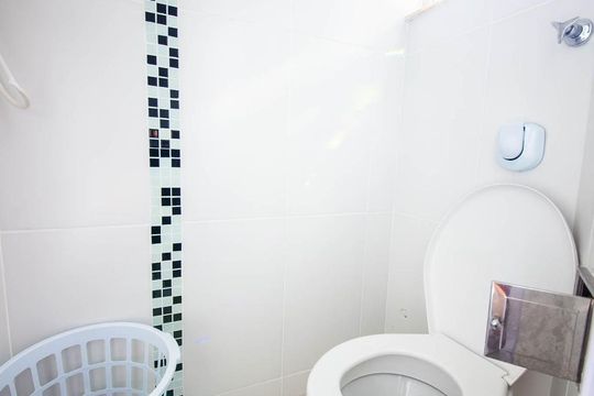 Banheiro de serviço de apartamento para alugar com 2 quartos, 65m² em Icaraí, Niterói