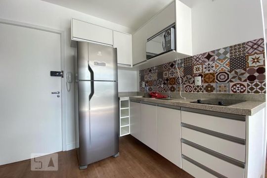 Cozinha de kitnet/studio para alugar com 1 quarto, 35m² em Real Parque, São Paulo