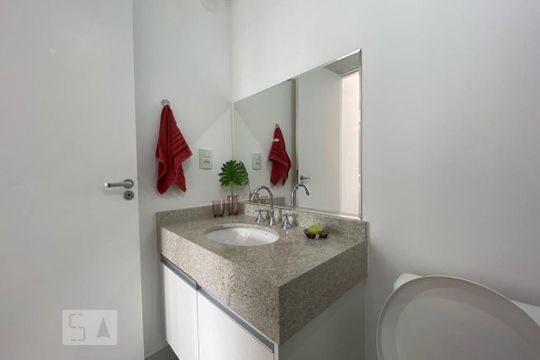 Banheiro de kitnet/studio para alugar com 1 quarto, 35m² em Real Parque, São Paulo