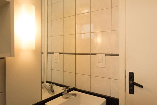 Banheiro de apartamento à venda com 3 quartos, 60m² em Campo Comprido, Curitiba