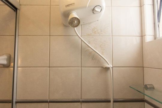 Chuveiro elétrico de apartamento à venda com 3 quartos, 60m² em Campo Comprido, Curitiba