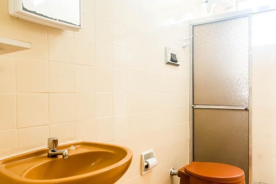 Banheiro de apartamento para alugar com 1 quarto, 65m² em Vila Ipiranga, Porto Alegre