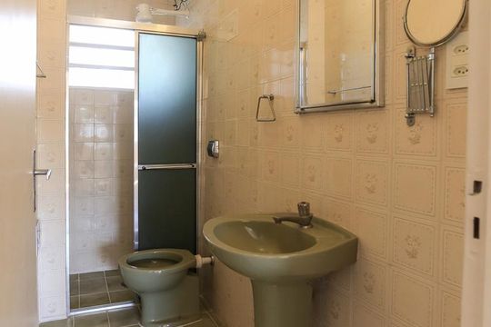 Banheiro de apartamento para alugar com 1 quarto, 50m² em Pinheiros, São Paulo