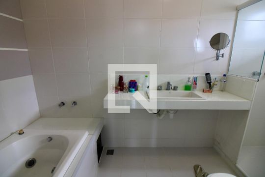 Banheiro da Suíte de casa de condomínio à venda com 3 quartos, 240m² em Recreio dos Bandeirantes, Rio de Janeiro