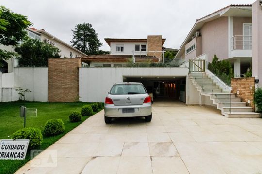 Fachada de casa de condomínio para alugar com 4 quartos, 350m² em Alphaville, Barueri