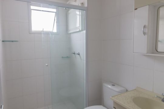 Banheiro social de apartamento à venda com 2 quartos, 54m² em Vila Miriam, Guarulhos