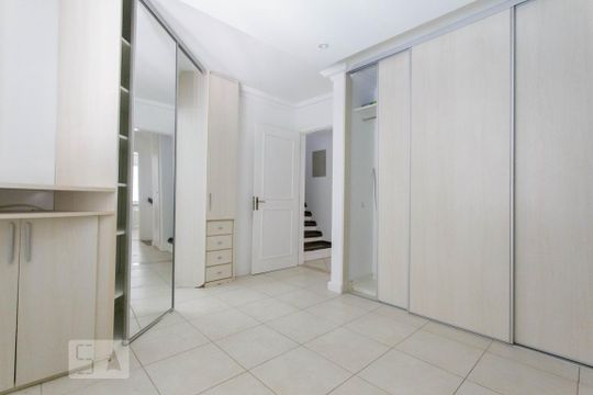 Suíte de casa de condomínio à venda com 4 quartos, 242m² em Chácara das Pedras, Porto Alegre