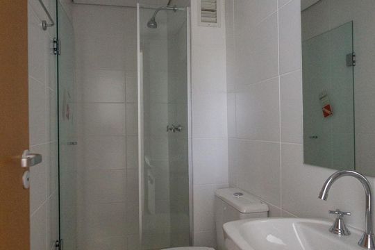 Banheiro da suíte de apartamento para alugar com 2 quartos, 54m² em Tristeza, Porto Alegre