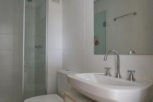 Banheiro da suíte de apartamento para alugar com 2 quartos, 54m² em Tristeza, Porto Alegre