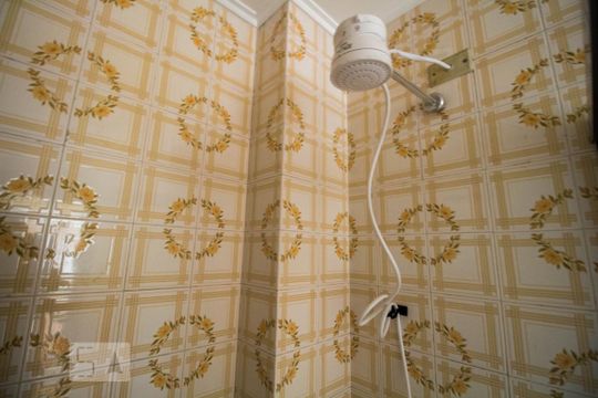 Banheiro de apartamento para alugar com 1 quarto, 48m² em Floresta, Porto Alegre