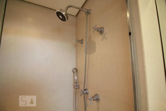 Chuveiro de apartamento para alugar com 3 quartos, 141m² em Paraíso do Morumbi, São Paulo