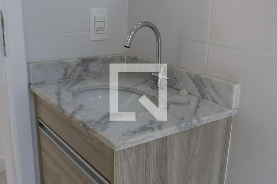 Banheiro de apartamento para alugar com 2 quartos, 54m² em Vila Osasco, Osasco