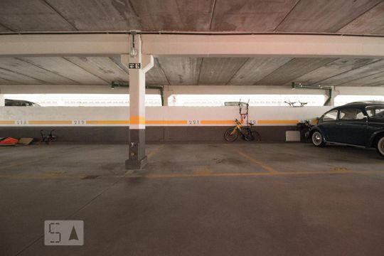 Garagem de apartamento para alugar com 3 quartos, 72m² em Campo Comprido, Curitiba