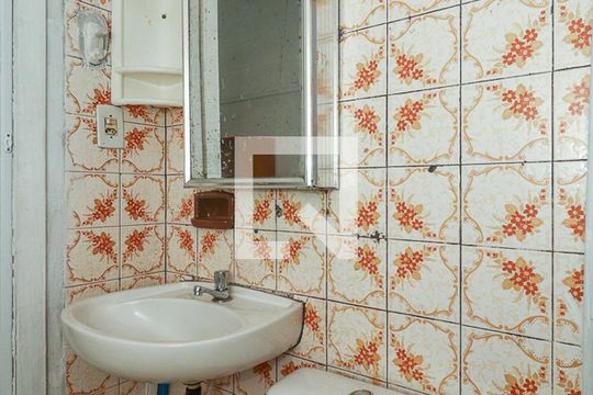 Banheiro de kitnet/studio para alugar com 0 quarto, 32m² em Floresta, Porto Alegre