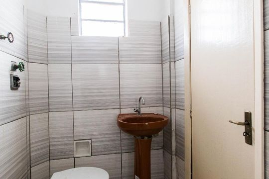 Banheiro de kitnet/studio à venda com 1 quarto, 37m² em Centro Histórico, Porto Alegre