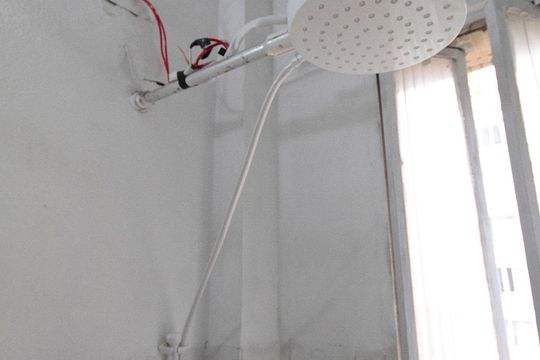 Banheiro de kitnet/studio para alugar com 1 quarto, 45m² em Higienópolis, São Paulo