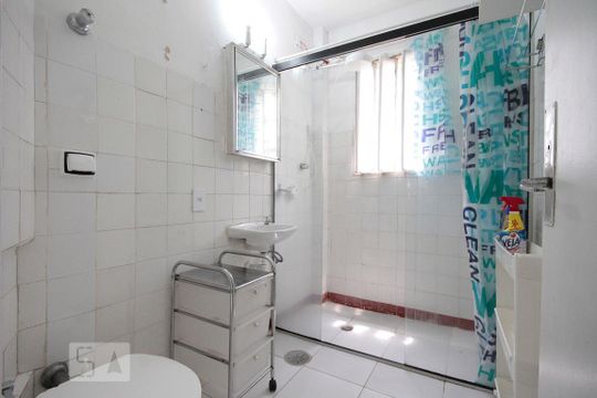 Banheiro de kitnet/studio para alugar com 1 quarto, 45m² em Higienópolis, São Paulo