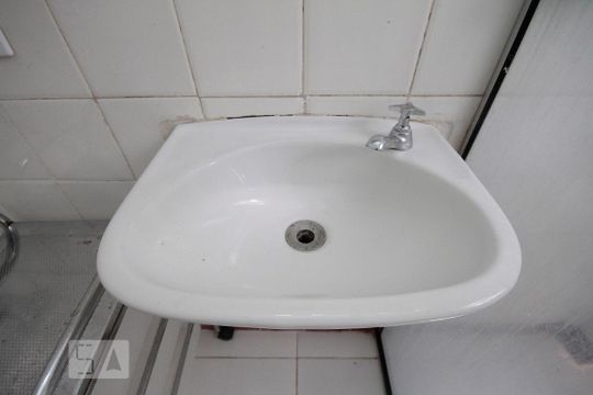 Banheiro de kitnet/studio para alugar com 1 quarto, 45m² em Higienópolis, São Paulo