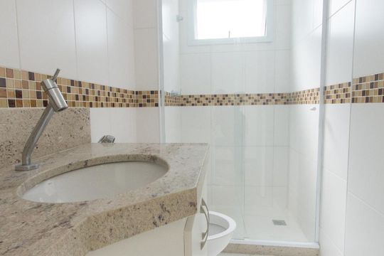 Banheiro de apartamento à venda com 1 quarto, 50m² em Vila Isabel, Rio de Janeiro