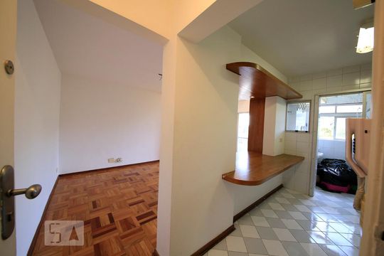 Entrada Sala e Cozinha de apartamento para alugar com 2 quartos, 68m² em Vila Madalena, São Paulo