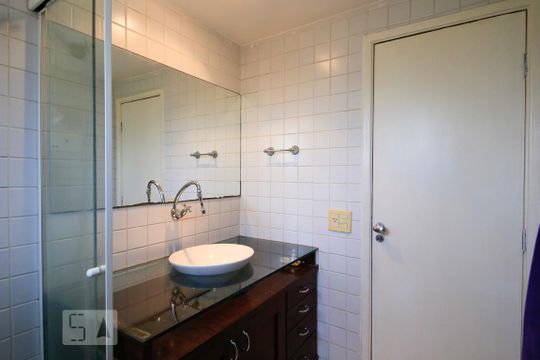 Banheiro de apartamento para alugar com 2 quartos, 68m² em Vila Madalena, São Paulo