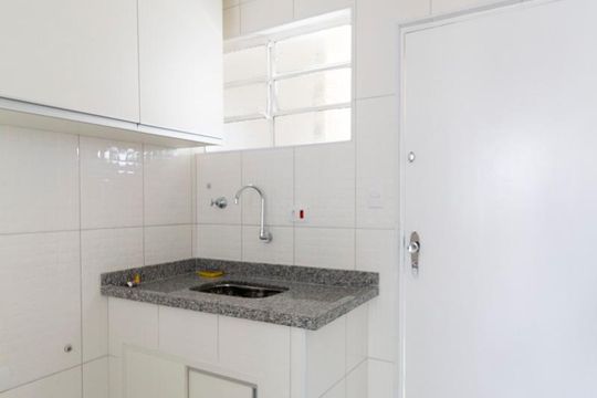 Cozinha de apartamento para alugar com 1 quarto, 32m² em Bosque da Saúde, São Paulo