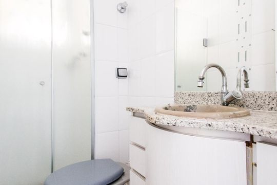 Banheiro de apartamento à venda com 2 quartos, 56m² em Vila Mariana, São Paulo