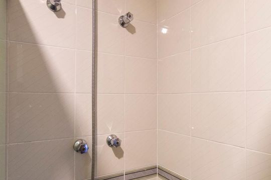 Banheiro social de apartamento à venda com 3 quartos, 128m² em Vila Clementino, São Paulo