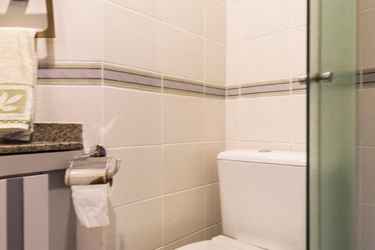 Banheiro social de apartamento à venda com 3 quartos, 128m² em Vila Clementino, São Paulo