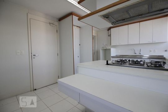 Cozinha de apartamento à venda com 6 quartos, 350m² em Vila Suzana, São Paulo