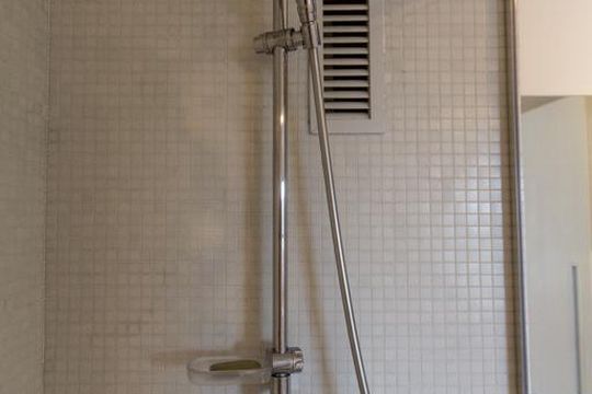 Banheiro de kitnet/studio para alugar com 1 quarto, 70m² em Jardim Fonte do Morumbi, São Paulo