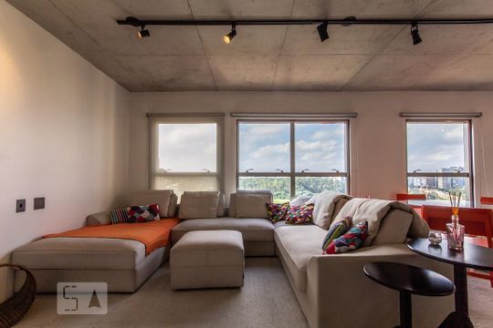 Sala de kitnet/studio para alugar com 1 quarto, 70m² em Jardim Fonte do Morumbi, São Paulo