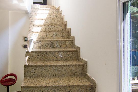 Escada de casa para alugar com 3 quartos, 110m² em Recreio dos Bandeirantes, Rio de Janeiro