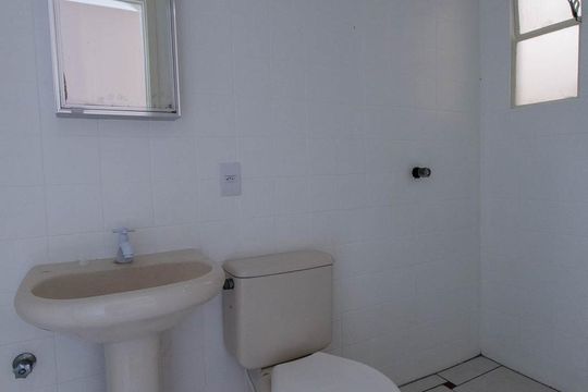 Banheiro de apartamento à venda com 3 quartos, 64m² em Santo Antônio, Porto Alegre