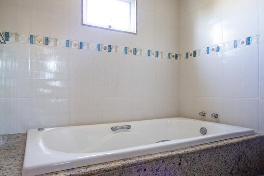 Banheiro Suíte 1 - Segundo Andar de casa à venda com 5 quartos, 800m² em Botafogo, Rio de Janeiro