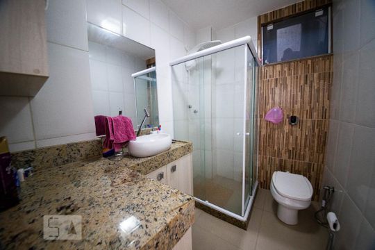 Banheiro social de apartamento para alugar com 2 quartos, 70m² em São Domingos, Niterói