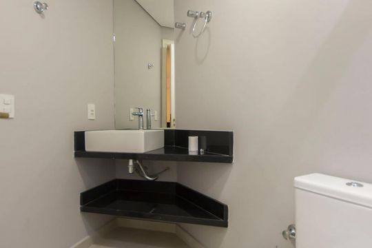 Lavabo de apartamento para alugar com 1 quarto, 48m² em Itaim Bibi, São Paulo