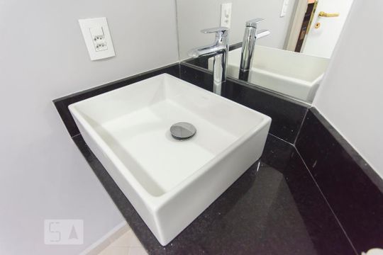Banheiro de apartamento para alugar com 1 quarto, 48m² em Itaim Bibi, São Paulo