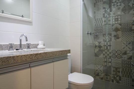 Banheiro social de kitnet/studio para alugar com 1 quarto, 31m² em Sumarezinho, São Paulo
