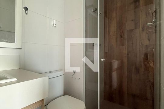Banheiro social de kitnet/studio para alugar com 1 quarto, 35m² em Campos Elíseos, São Paulo