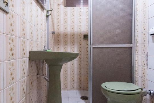 Banheiro de kitnet/studio para alugar com 1 quarto, 30m² em Centro, Campinas