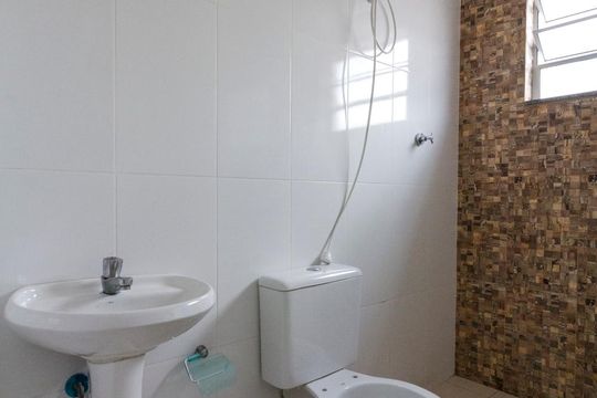 Banheiro dos Quartos de casa de condomínio para alugar com 2 quartos, 50m² em Vila Libanesa, São Paulo