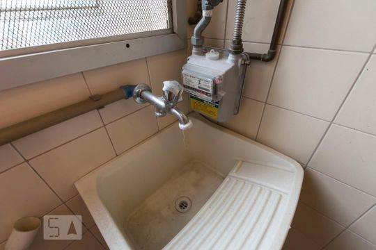 Área de serviço (Torneira) de apartamento à venda com 2 quartos, 47m² em Vila Gumercindo, São Paulo